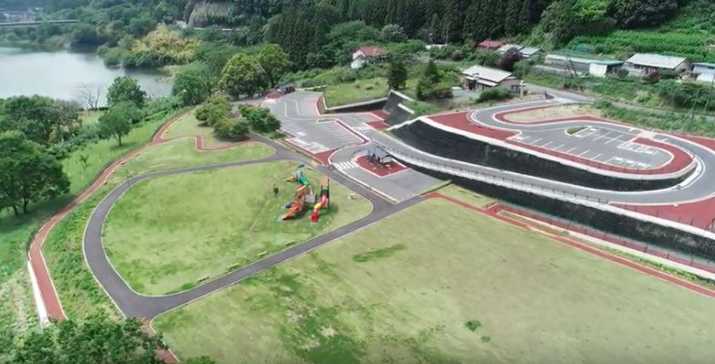 (画像：梅田台緑地公園ドローン画像)