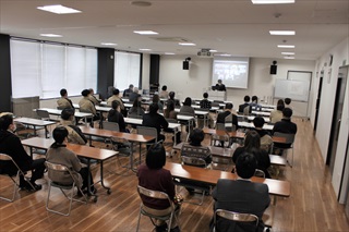 (画像：新年社長あいさつの様子)